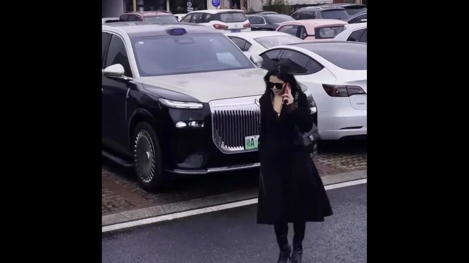 ¿Realidad o IA? El coche chino que sale de su plaza de garaje y literalmente, pasa a buscarte