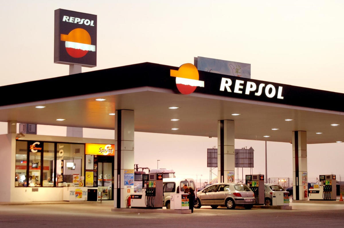Ni 100 euros ni prohibido repostar: esta es la única sanción real que un conductor puede recibir al poner gasolina