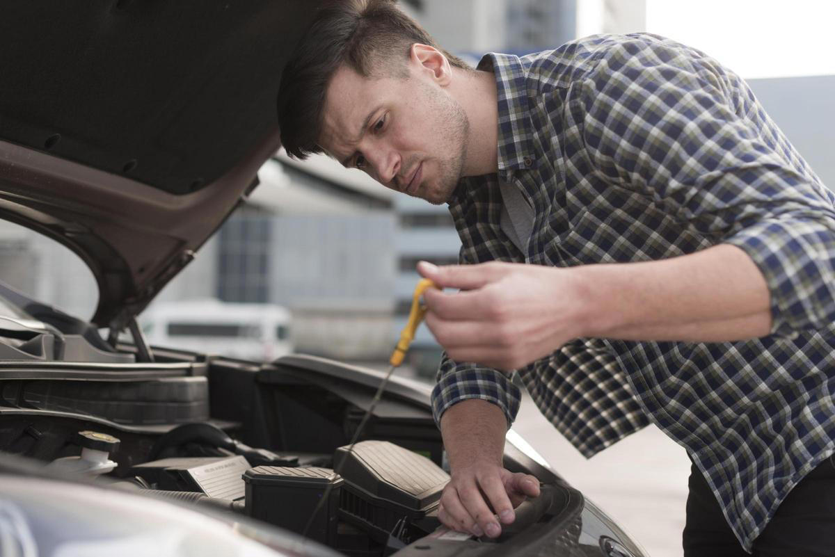 Estos son los líquidos de tu coche que tienes que revisar antes de viajar en Semana Santa