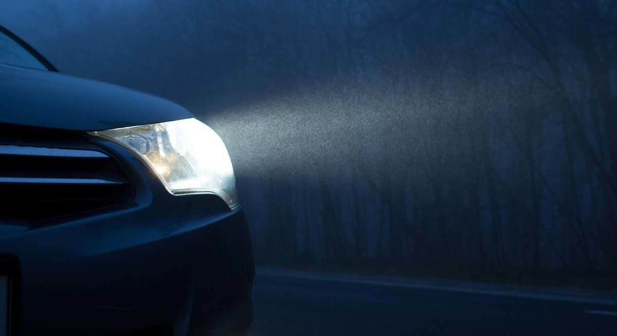 Cómo ajustar la altura de las luces del coche para ver mejor la carretera y no deslumbrar a otros conductores