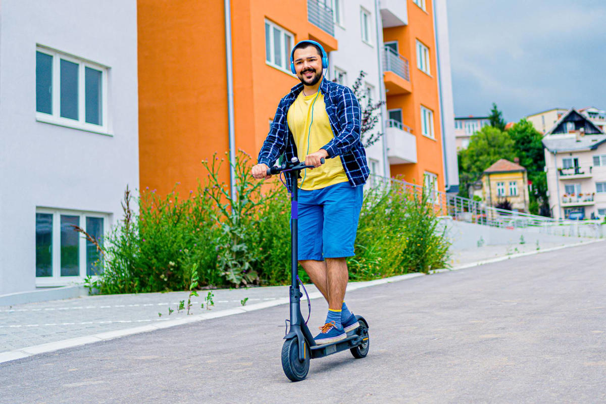 ¿Puedes llevar auriculares o usar el móvil si vas en un patinete eléctrico?