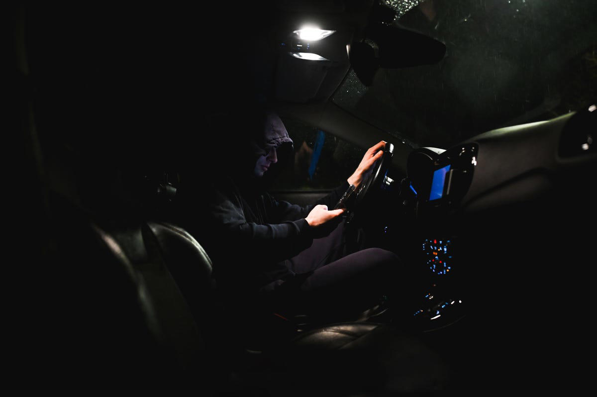 El RACE lanza un seguro de coche anti-hackers: ¿qué es y qué coberturas ofrece?