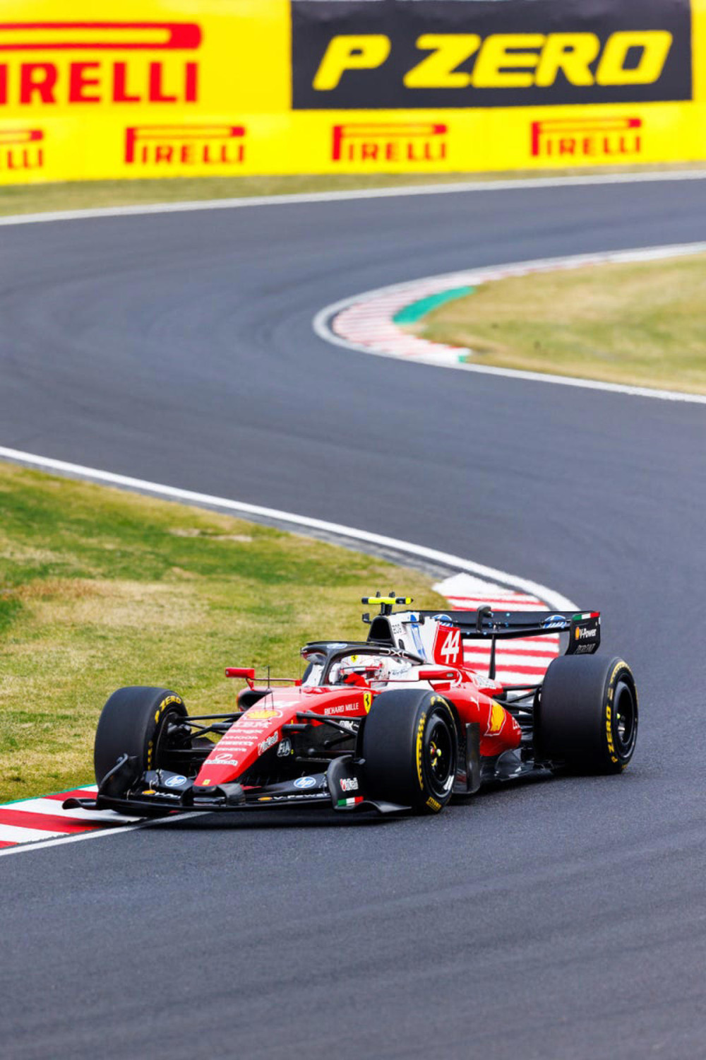 Ferrari, Lewis Hamilton, piloto de Ferrari, reitera su defensa del reglamento: “Así deben ser las carreras”