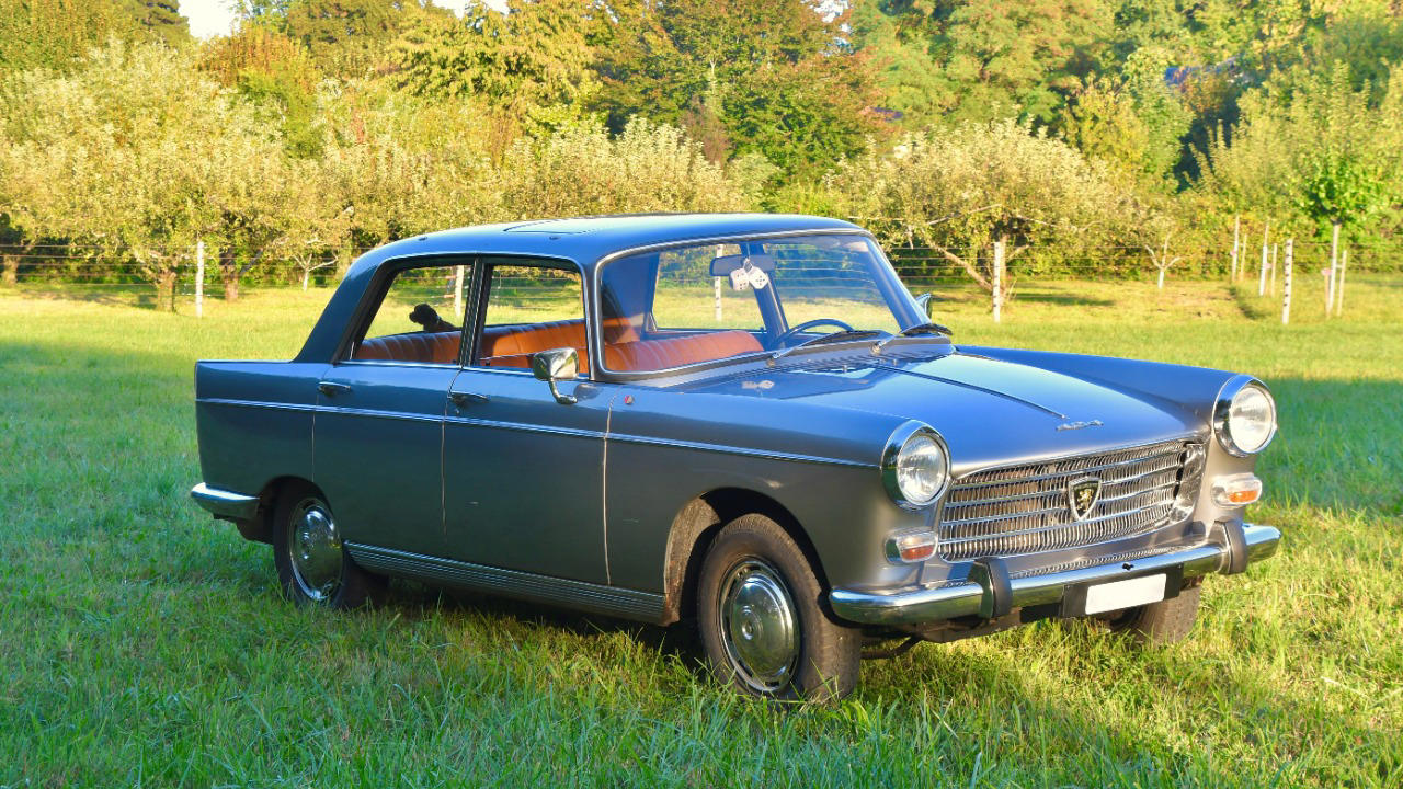 1966 Peugeot 404 vs 1966 Citroën DS, one was simpler the other more complex