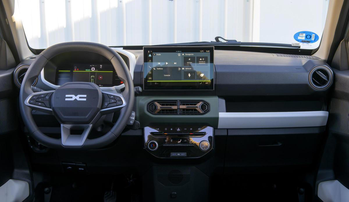 El país ha endurecido las normas en el coche, poniendo multas por las pantallas y la música alta
