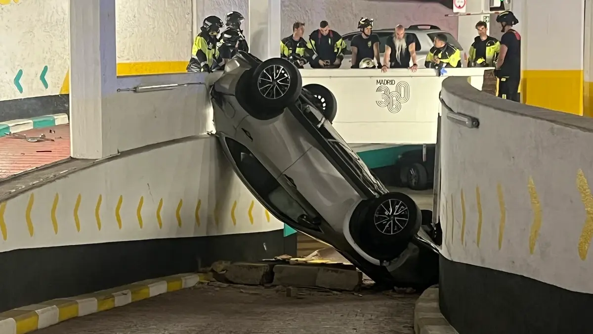 Un coche pierde el control y se precipita a la planta inferior del parking de Olavide en Madrid