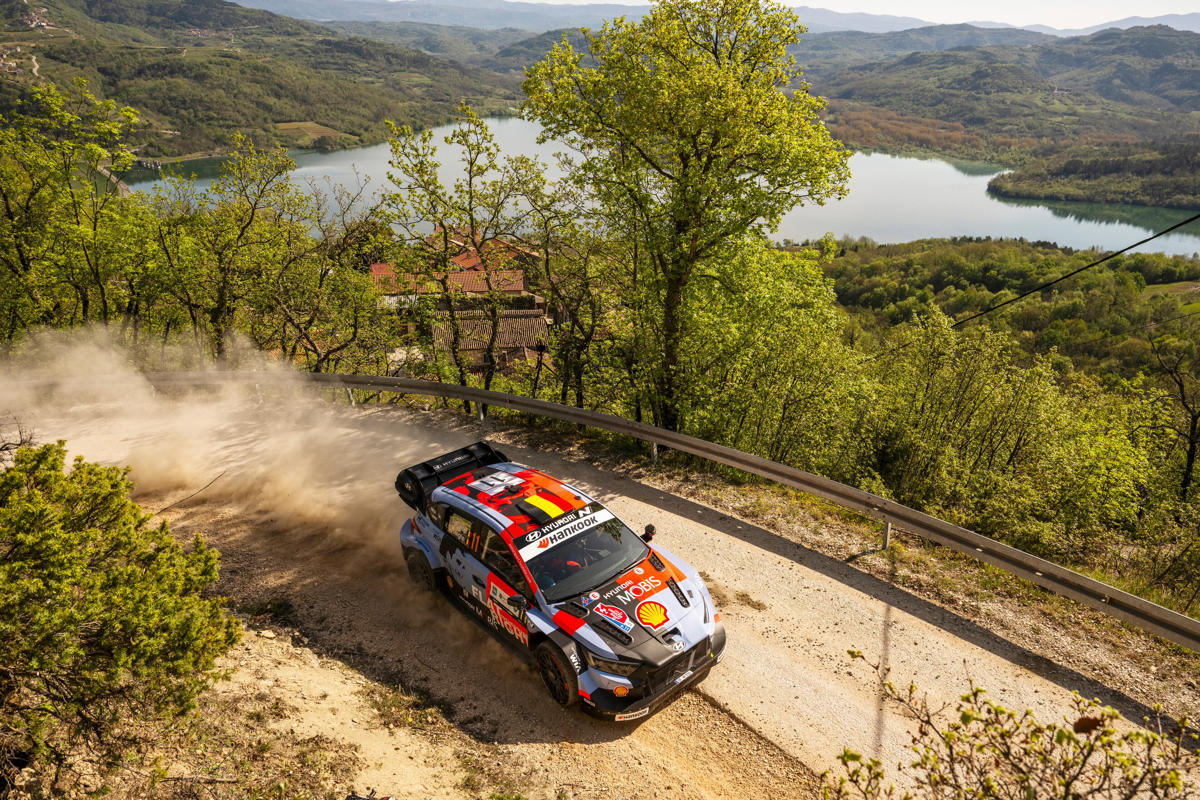 Neuville sobrevive al caos y acaricia el triunfo