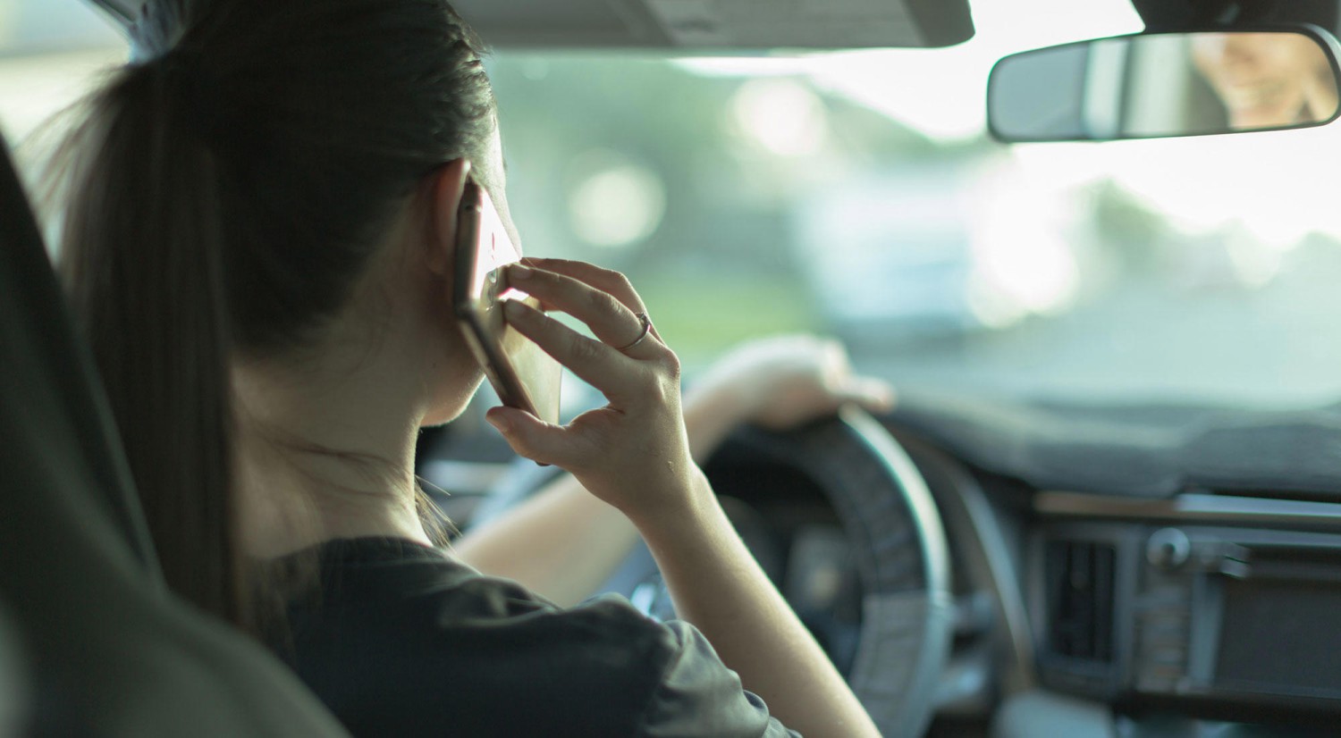 ¿Te distraes al volante? Un estudio identifica 10 tipos de conductores: adivina cuál eres tú