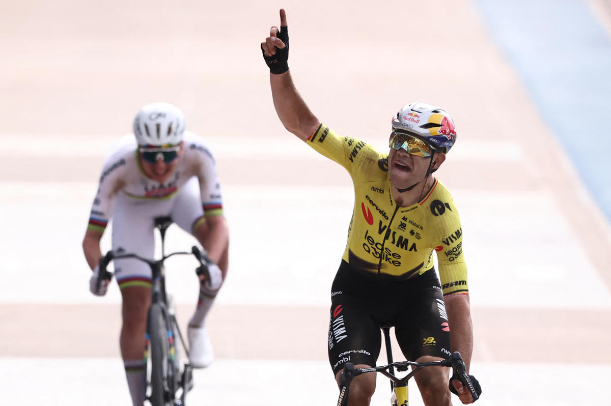 Van Aert entra en la historia con la conquista de una París-Roubaix inolvidable ante Pogacar