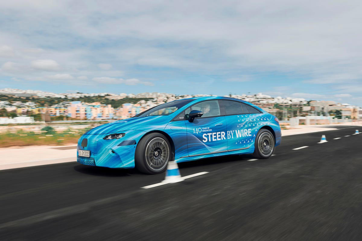 Mercedes-Benz se pasa al volante tipo avión: la dirección electrónica por cable llega al nuevo EQS