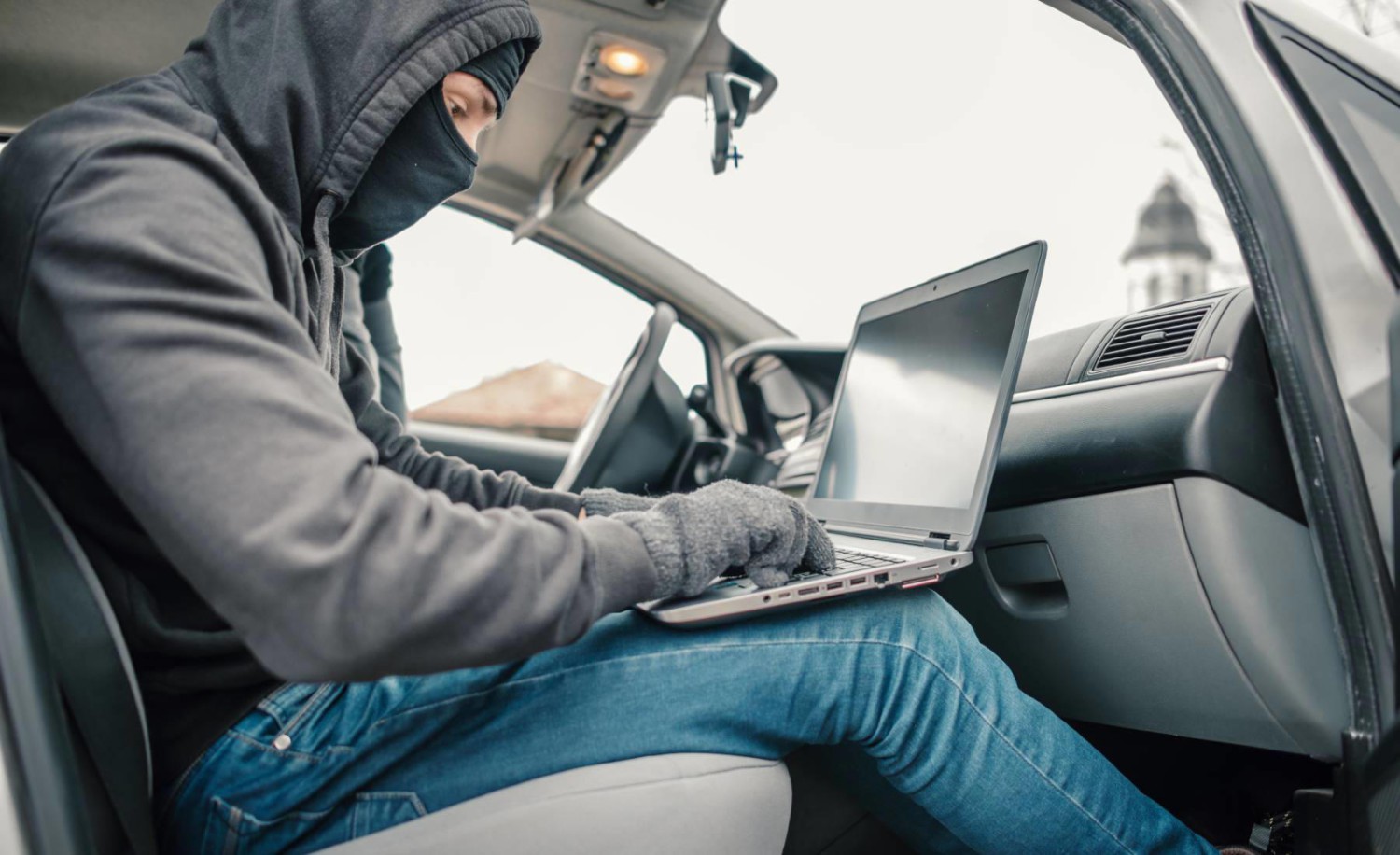 Los ladrones ya no solo roban el coche: llega el primer seguro de automóvil contra los ciberataques