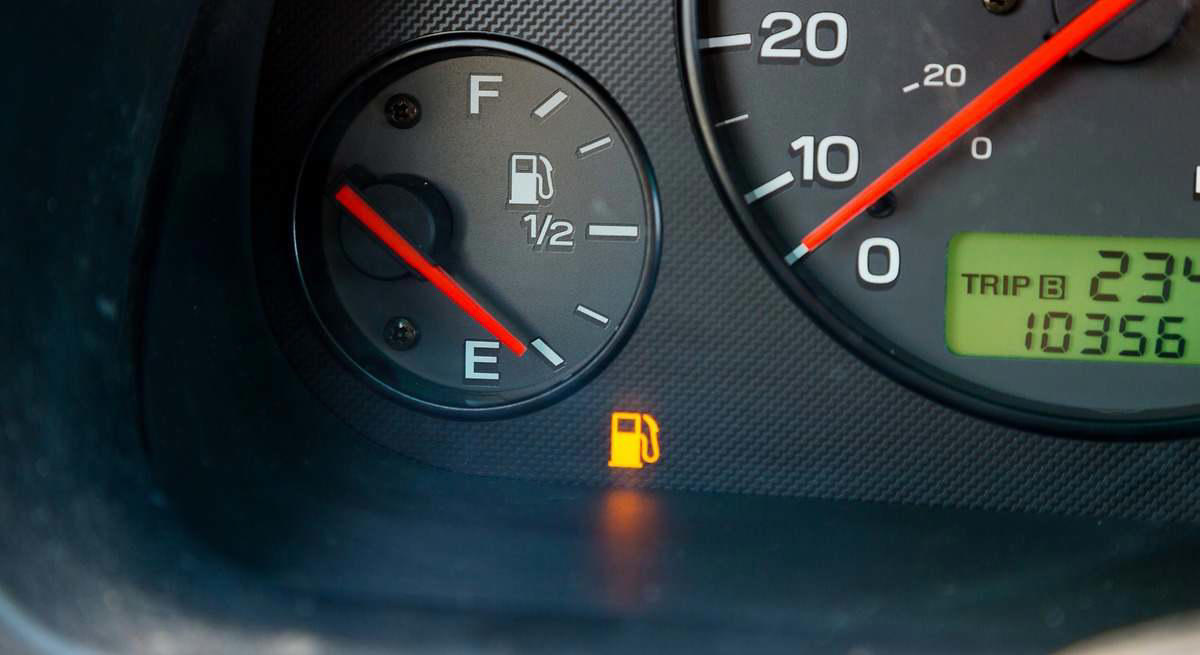 La OCU lo confirma: este es el máximo de kilómetros que puedes circular cuando se enciende la reserva