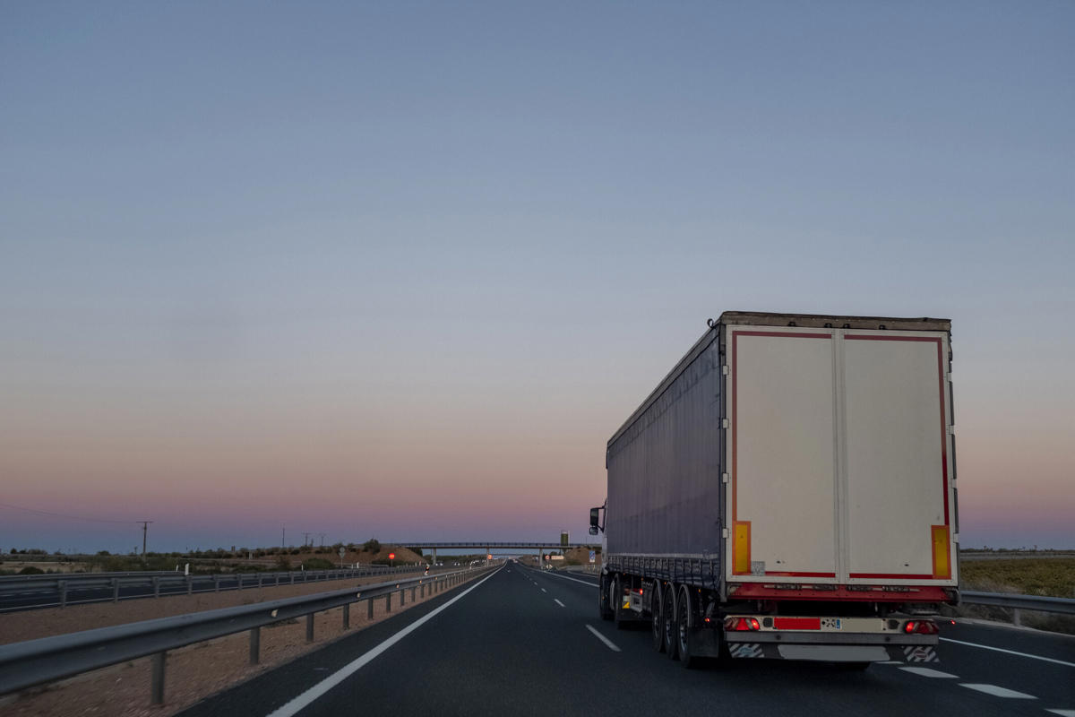 A escasos centímetros de provocar un accidente: un camión hace esto en un carril de aceleración en plena A-2 en Barcelona