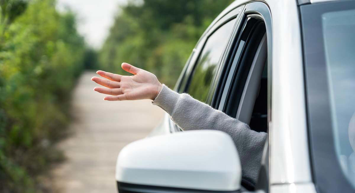 Conducir con las ventanas bajadas te puede hacer perder dinero: así afecta al consumo de combustible
