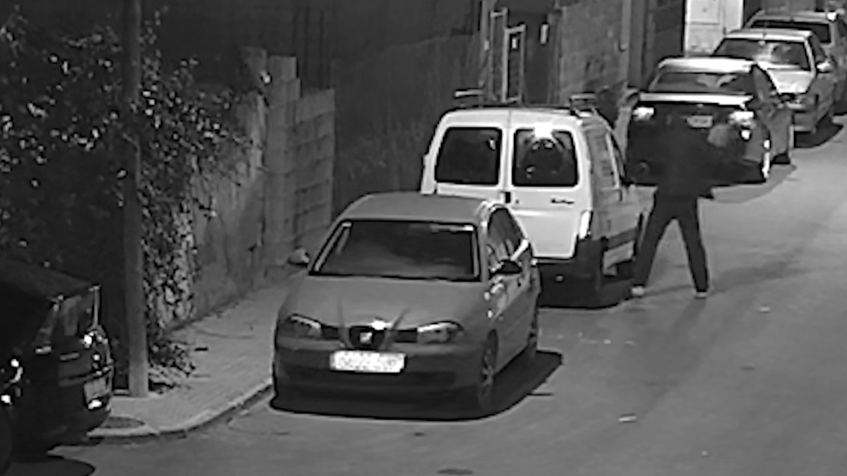 Dos jóvenes detenidos por la Guardia Civil tras ser grabados por varias cámaras de seguridad