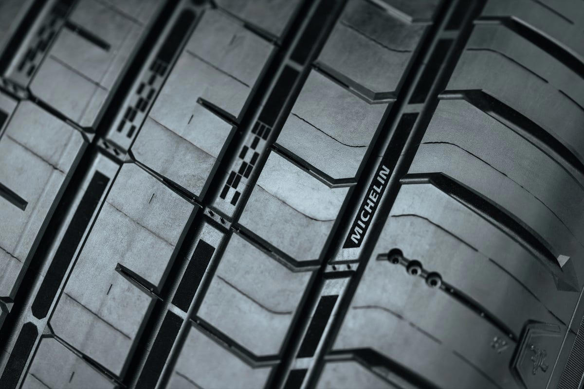 Michelin coloca una banda de espuma de poliuretano diseñada a medida dentro de sus neumáticos