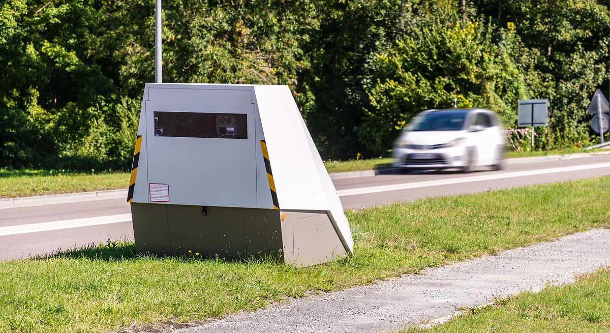 El radar más llamativo de la DGT ya funciona en Madrid: es muy visible, pero puede moverse en segundos