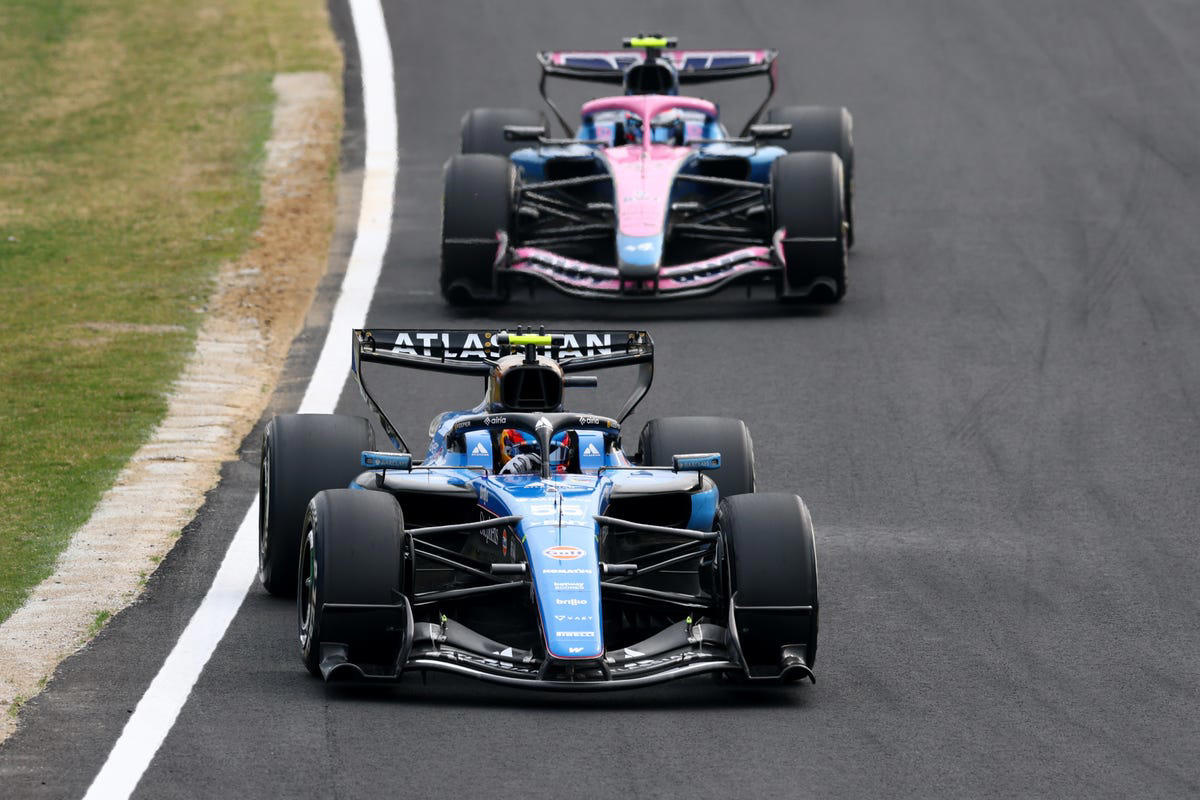 Carlos Sainz detalla los fallos del FW48 de Williams que sufre con Alex Albon: "Una combinación"