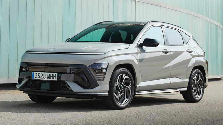 No solo es más barato que el Omoda 5, el Hyundai Kona con 5.500 € de rebaja también le gana en maletero y gasta menos