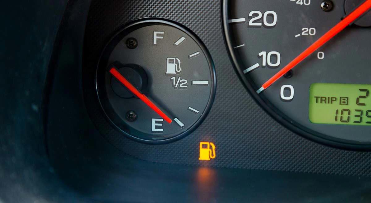 Tres cosas que puedes hacer para que tu coche gaste menos combustible, explicado por un mecánico