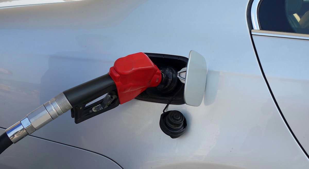 Echar gasolina a un diésel para limpiar los inyectores, sí o no: el Real Automóvil Club explica si es buena idea