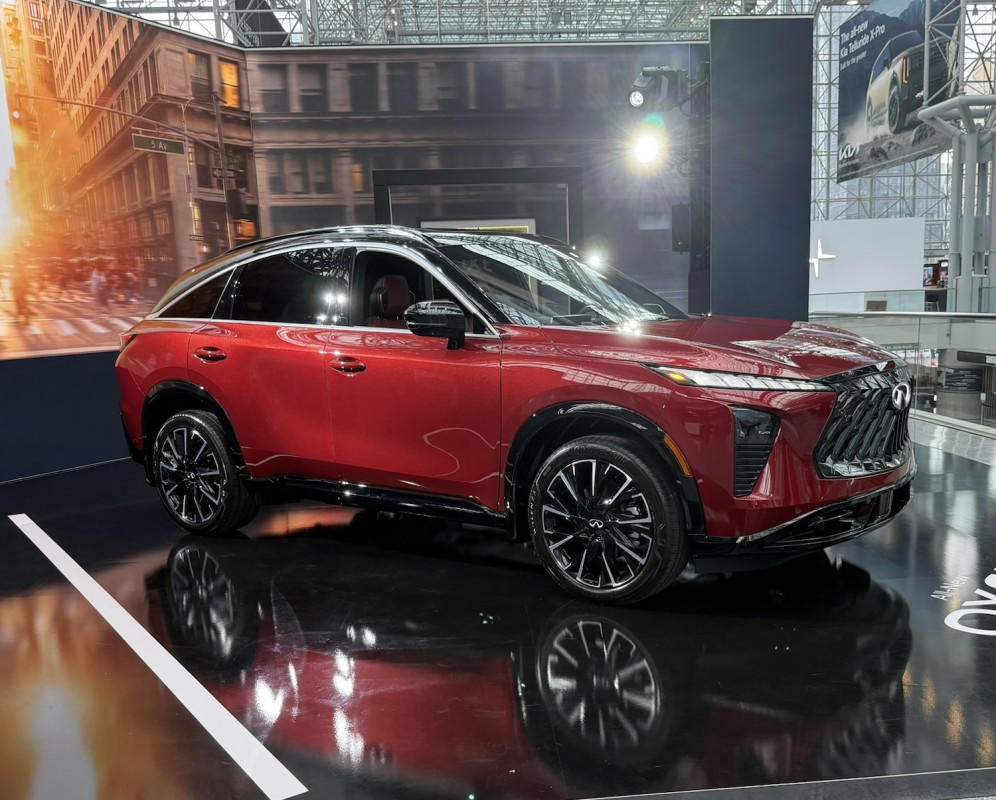 The Infiniti QX65 looks ready for a Red Sport comeback