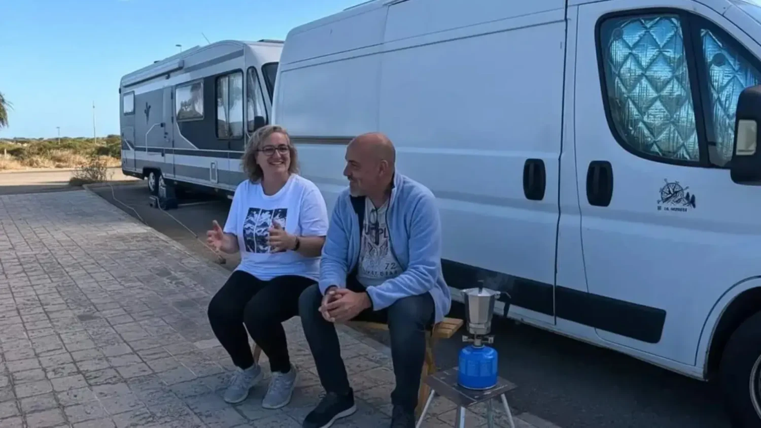 Juanma y Tony son pareja y llevan viviendo cuatro años con 100 euros a la semana en una camper: “Gastamos dos botellas de butano al año”