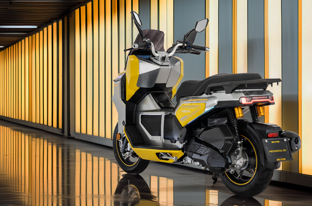 La moto que adorarán los fans del 'cyberpunk' llega a España y es así de barata