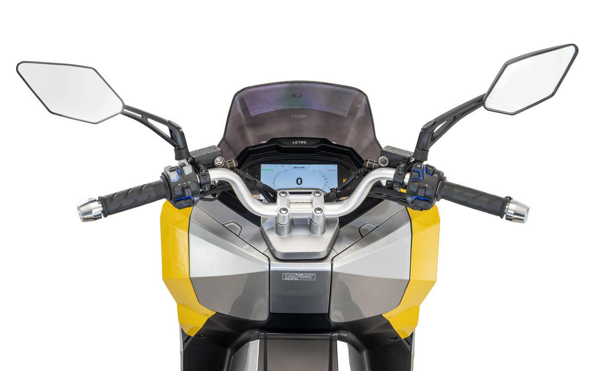 La moto que adorarán los fans del 'cyberpunk' llega a España y es así de barata