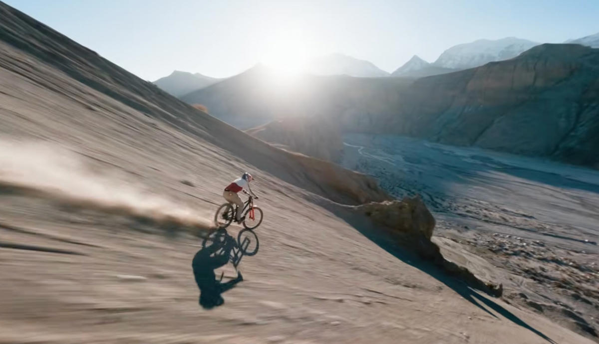 Gee Atherton publica uno de los vídeos del año en ciclismo de montaña