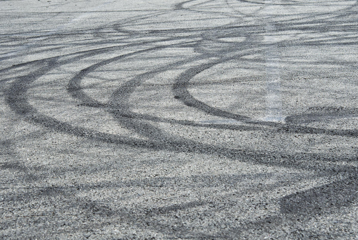 El vídeo del que todos hablan: le pide matrimonio en una quedada ilegal en Getafe con coches derrapando y el final acaba en desastre