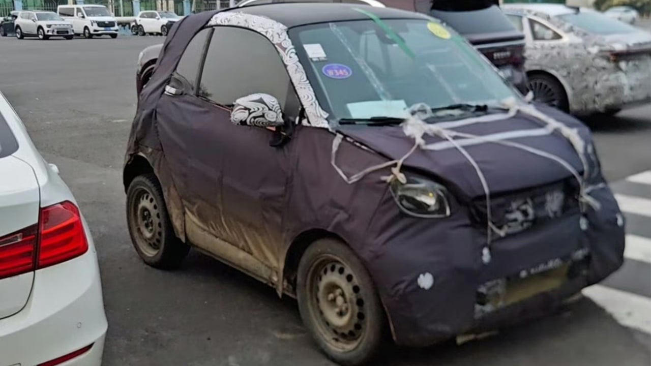 El sucesor del Smart ForTwo pierde camuflaje en estas fotos espía que confirman un aspecto clave del diseño