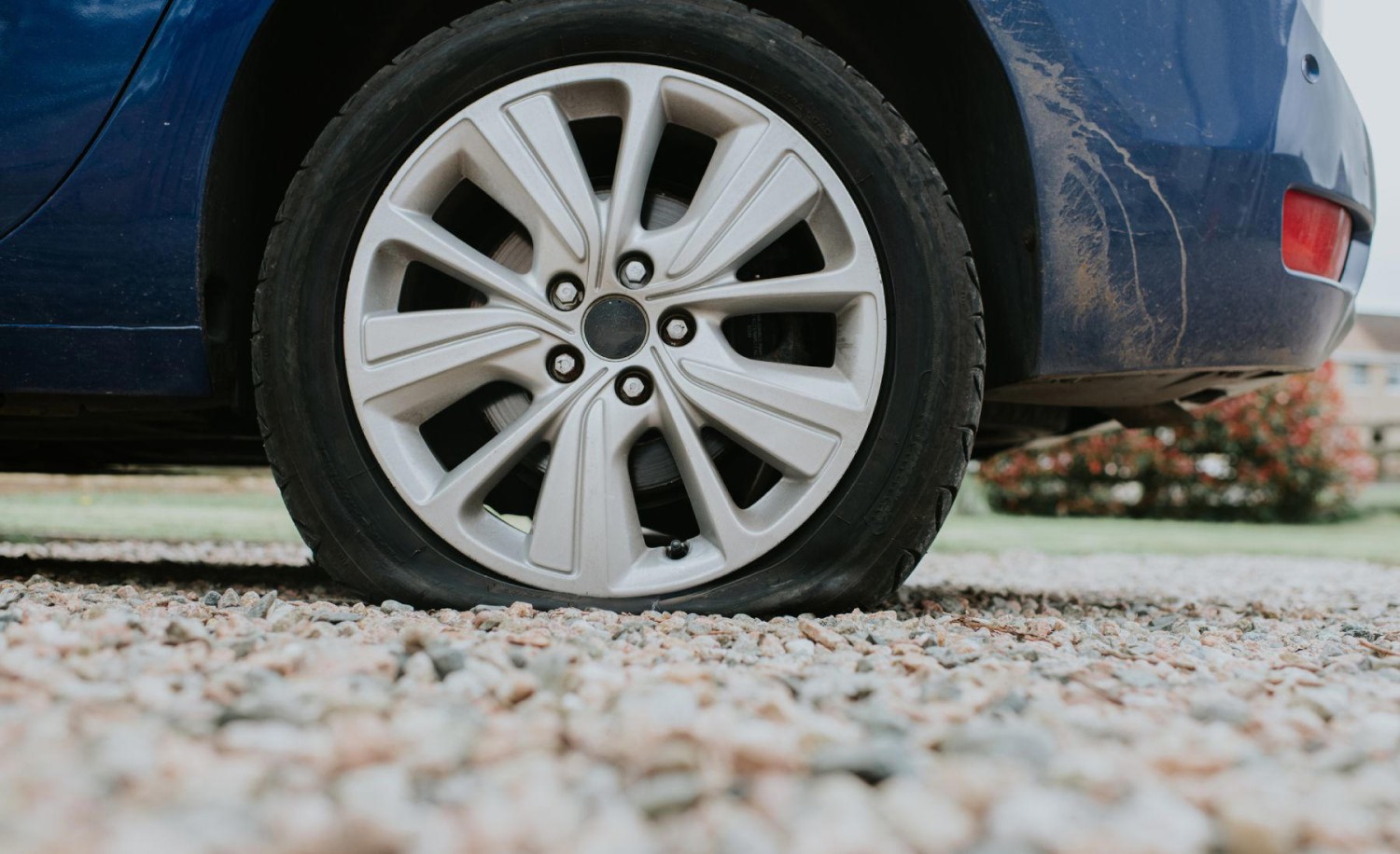 Lo que ocurre al entrar por el sitio equivocado en este comercio está dejando a los conductores sin ruedas