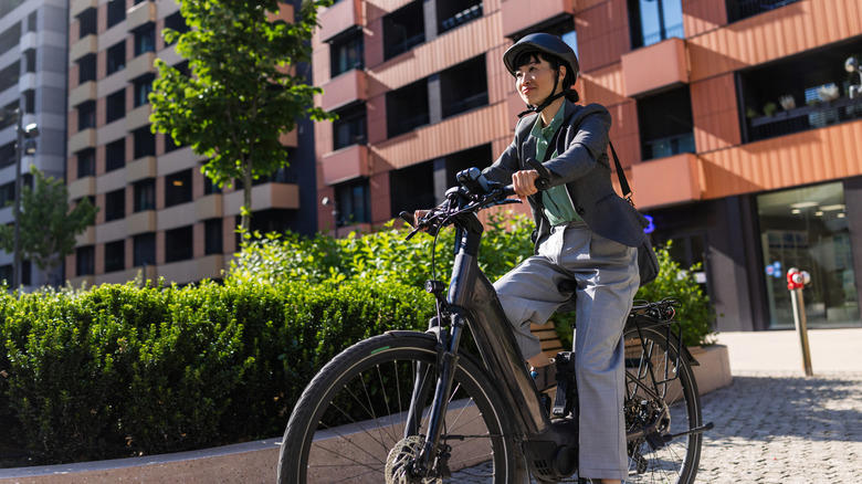 E-bike vs. moped: Pros, cons, and differences between them explained