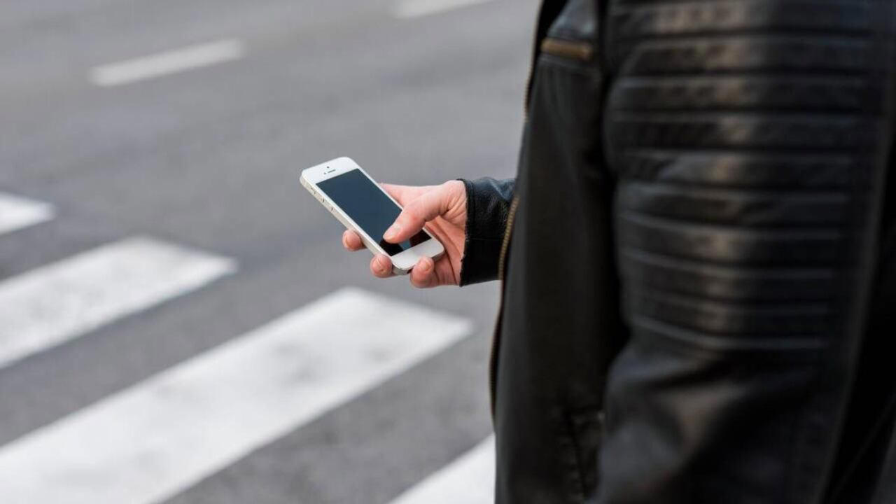 La DGT avisa: esta multa que te puede caer si cruzas la calle mirando el móvil