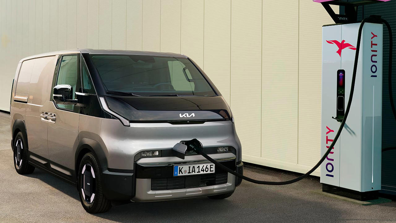 KIA PV5 Crew Van, la furgoneta eléctrica con 300 km de autonomía que cambia de trabajo a familiar en segundos