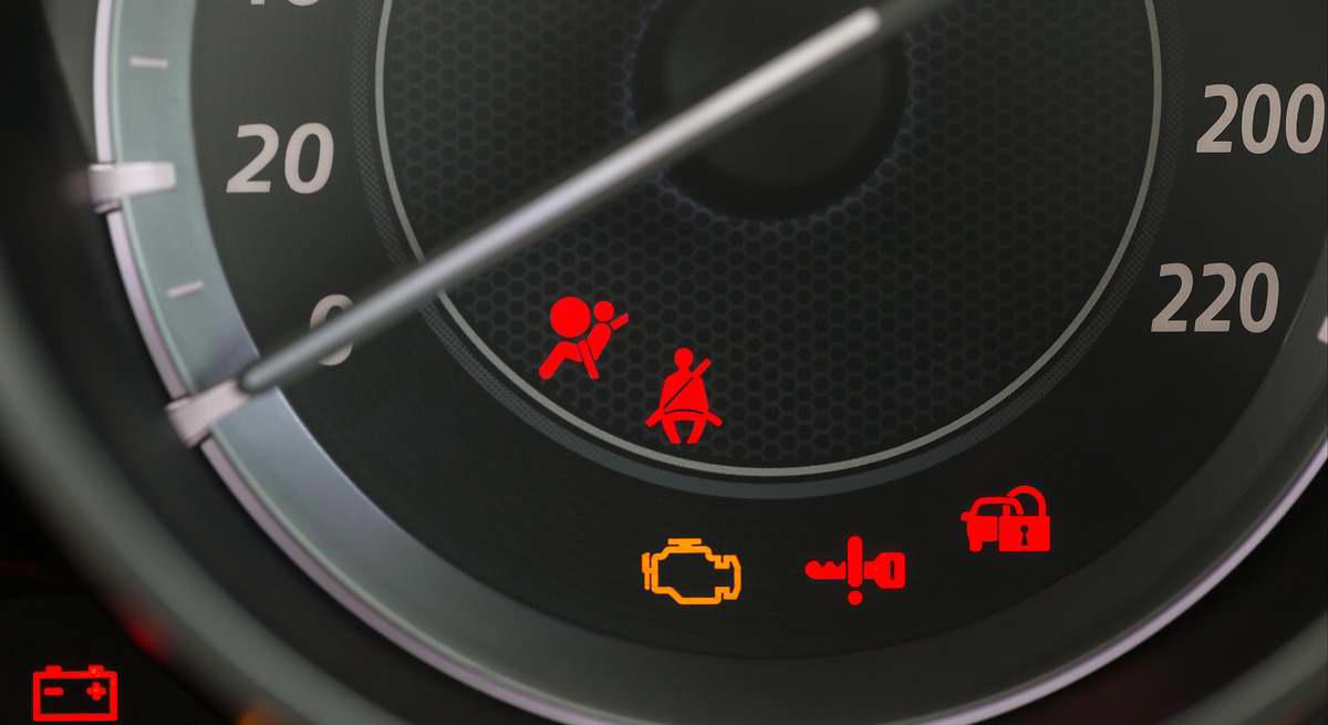 Los mecánicos avisan: "El 90% no sabe qué significan estas luces del coche y te pueden salvar"