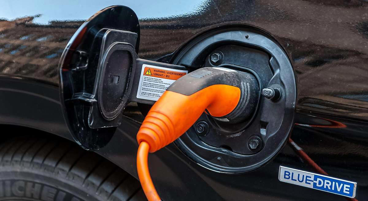 Los coches híbridos y eléctricos ganan terreno: el 60% de los españoles los prefieren como próximo automóvil