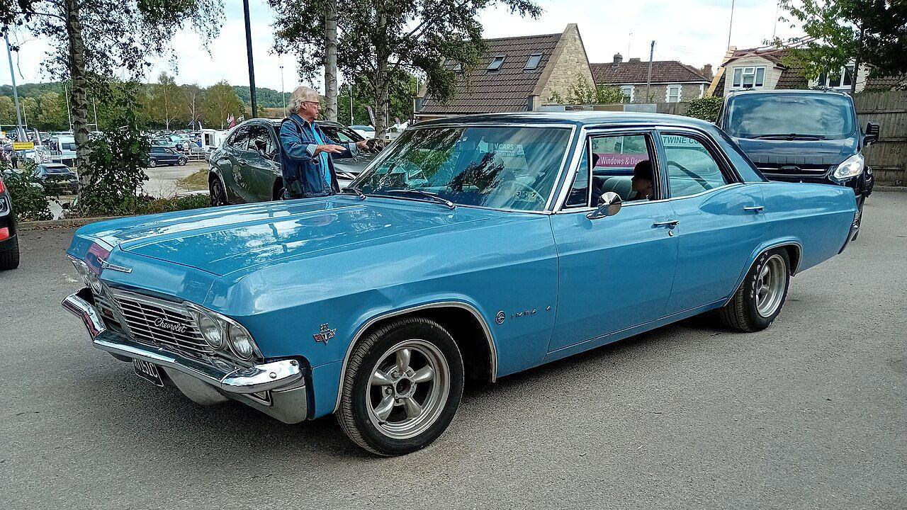 Pontiac, Chevrolet, 1965 Pontiac Ventura vs 1965 Chevrolet Impala: one quietly lost attention