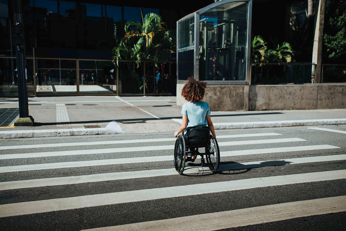 Cazan a un hombre en silla de ruedas entrando en una rotonda de Fuenlabrada: los comentarios del vídeo son oro puro