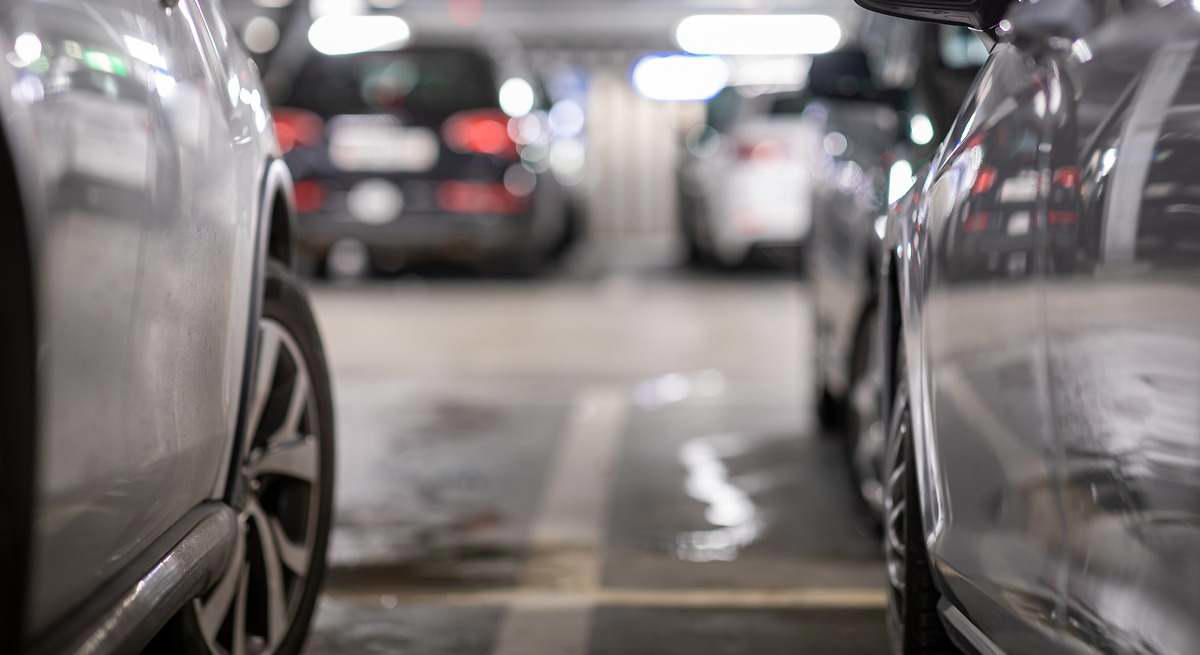 Los expertos en motor coinciden: "El error número al salir del estacionamiento es girar el volante antes de tiempo"