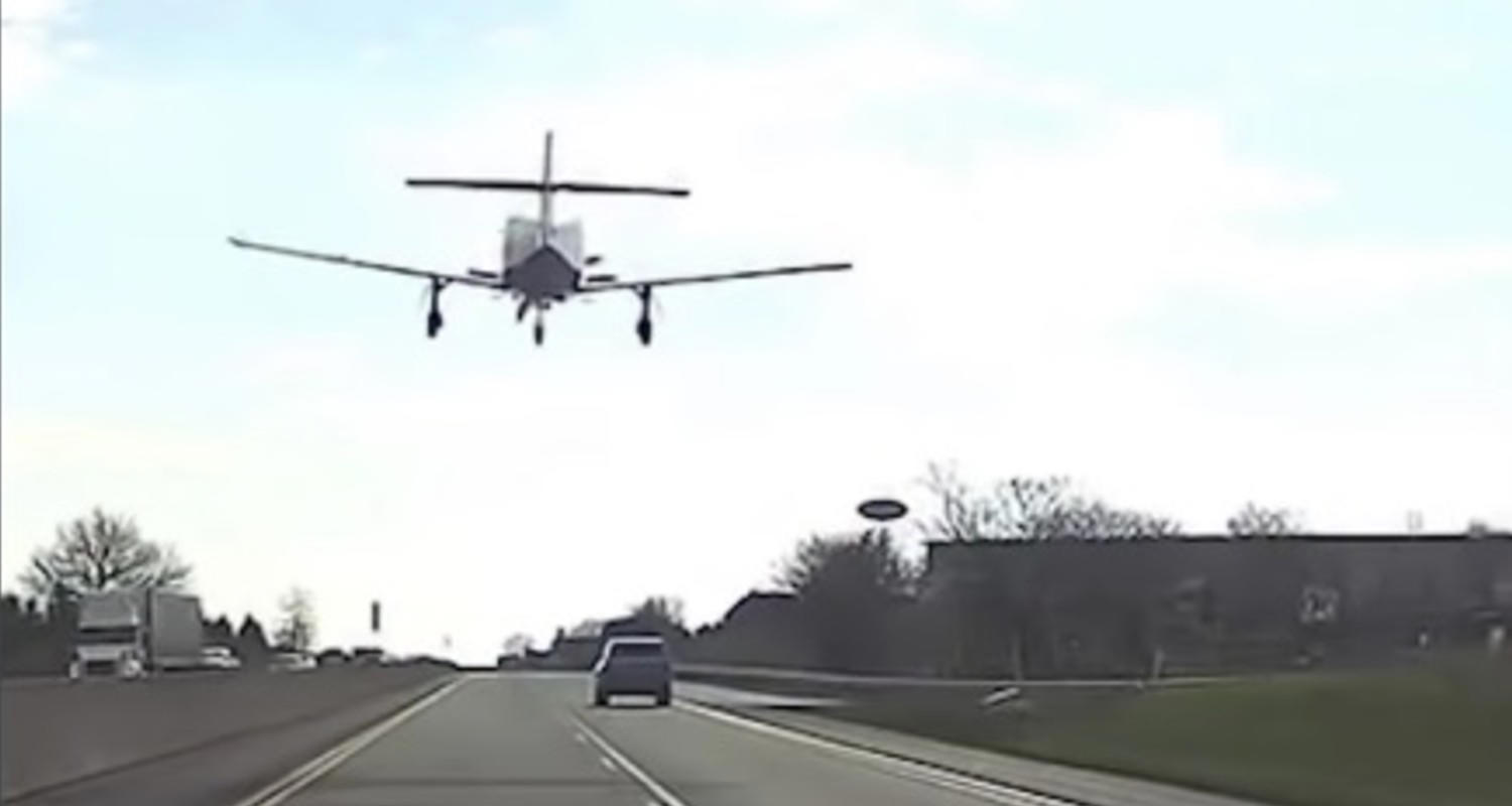 Parece de película, pero nadie salió herido: una avioneta aterrizó en medio de una autopista