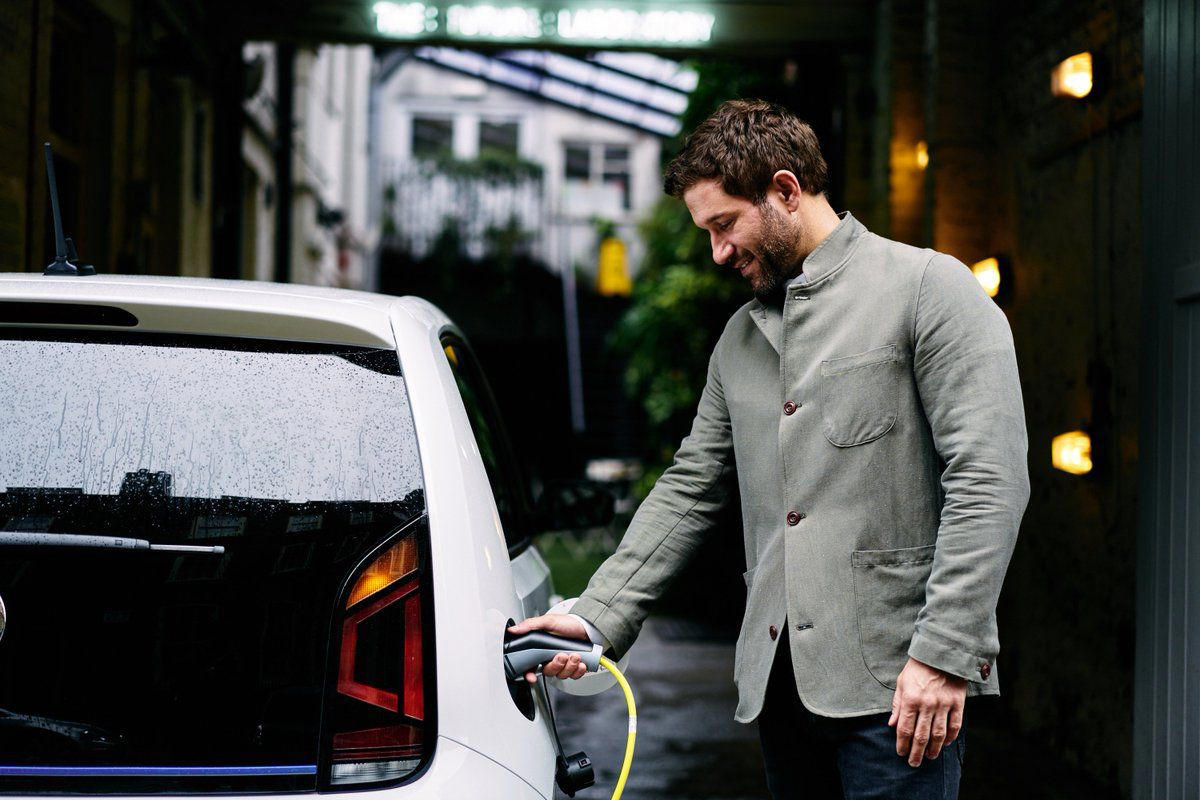 La enorme diferencia en el mantenimiento de un Audi A4 diésel y un Tesla Model Y: la comparativa que enciende X