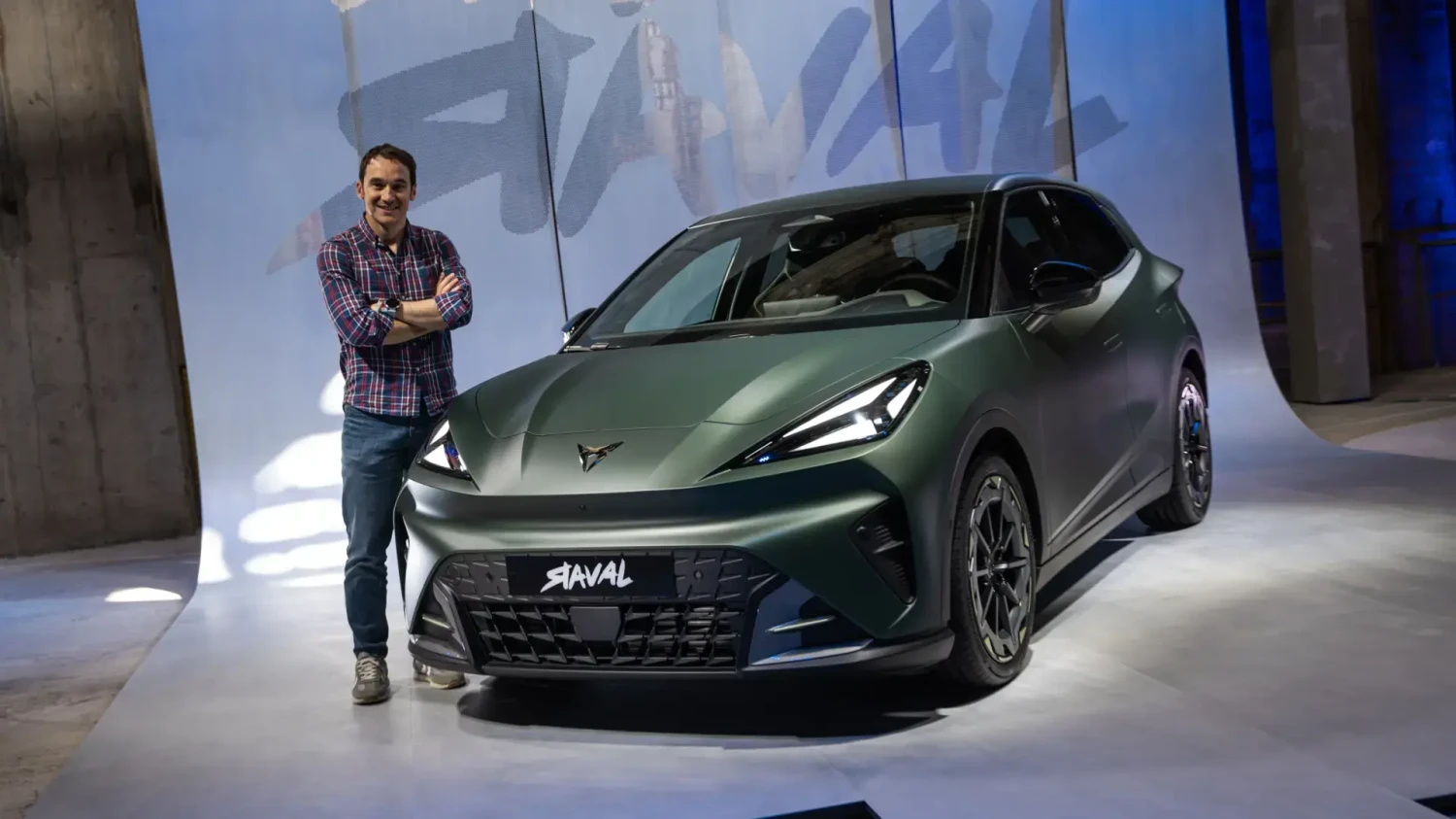 Ya me he subido en el nuevo Cupra Raval y te aviso: "Este coche eléctrico urbano con un precio de 26.900 euros va a llenar las ciudades de Europa"