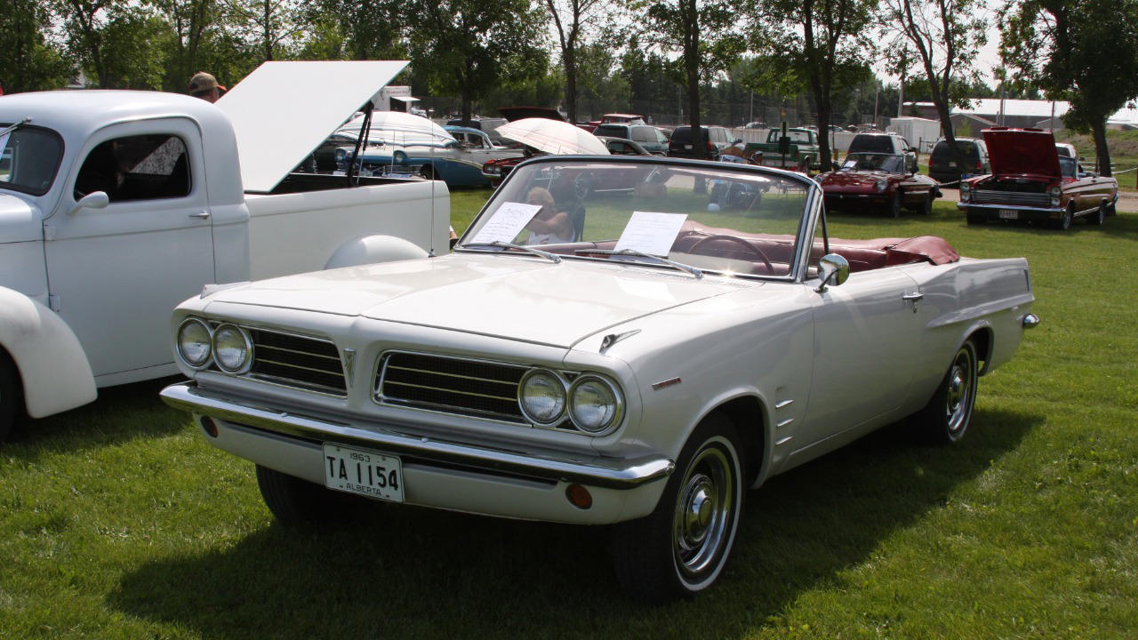1963 Pontiac Tempest vs 1963 Oldsmobile F-85, one took a risk that didn’t age well