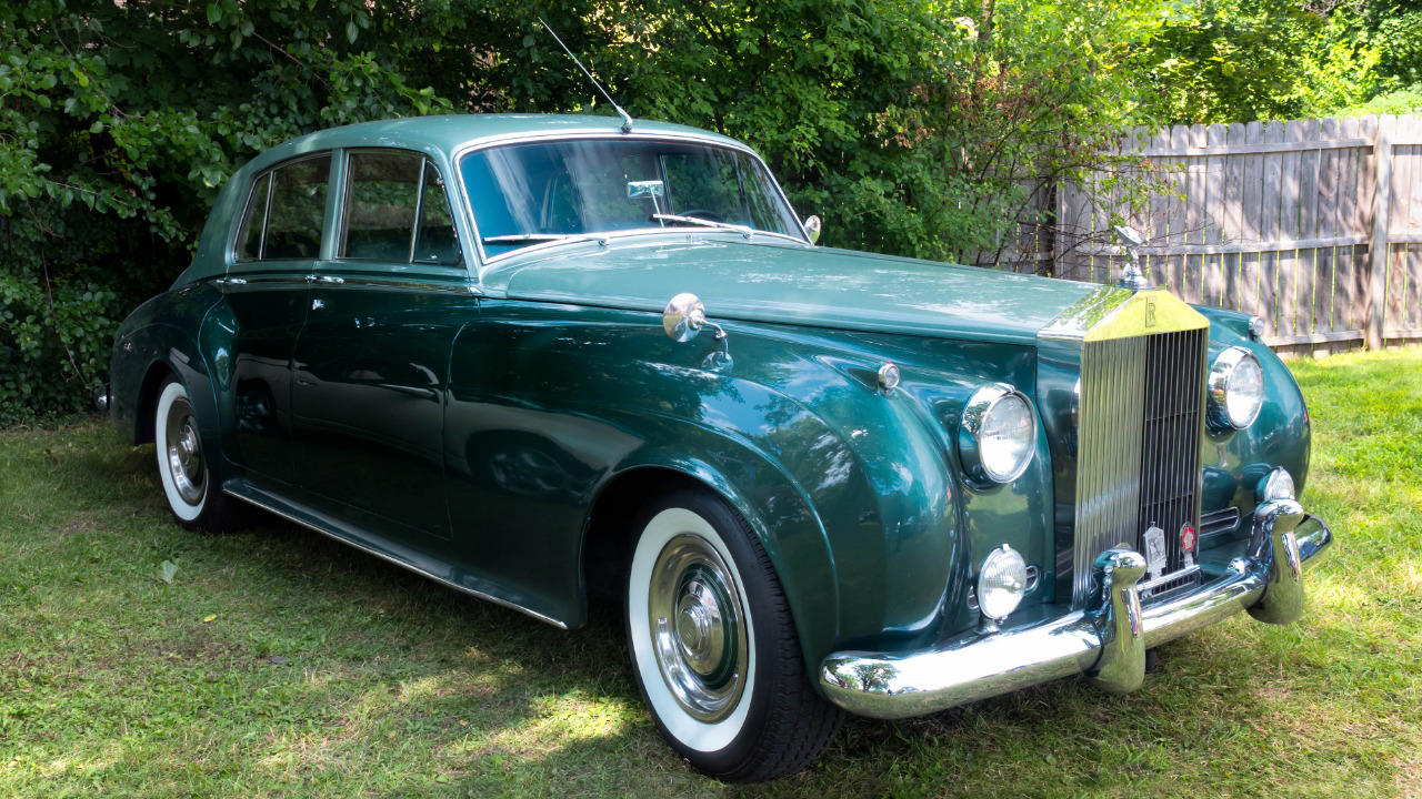 1959 Rolls-Royce Silver Cloud vs 1959 Bentley S2 — one carries a stronger legacy