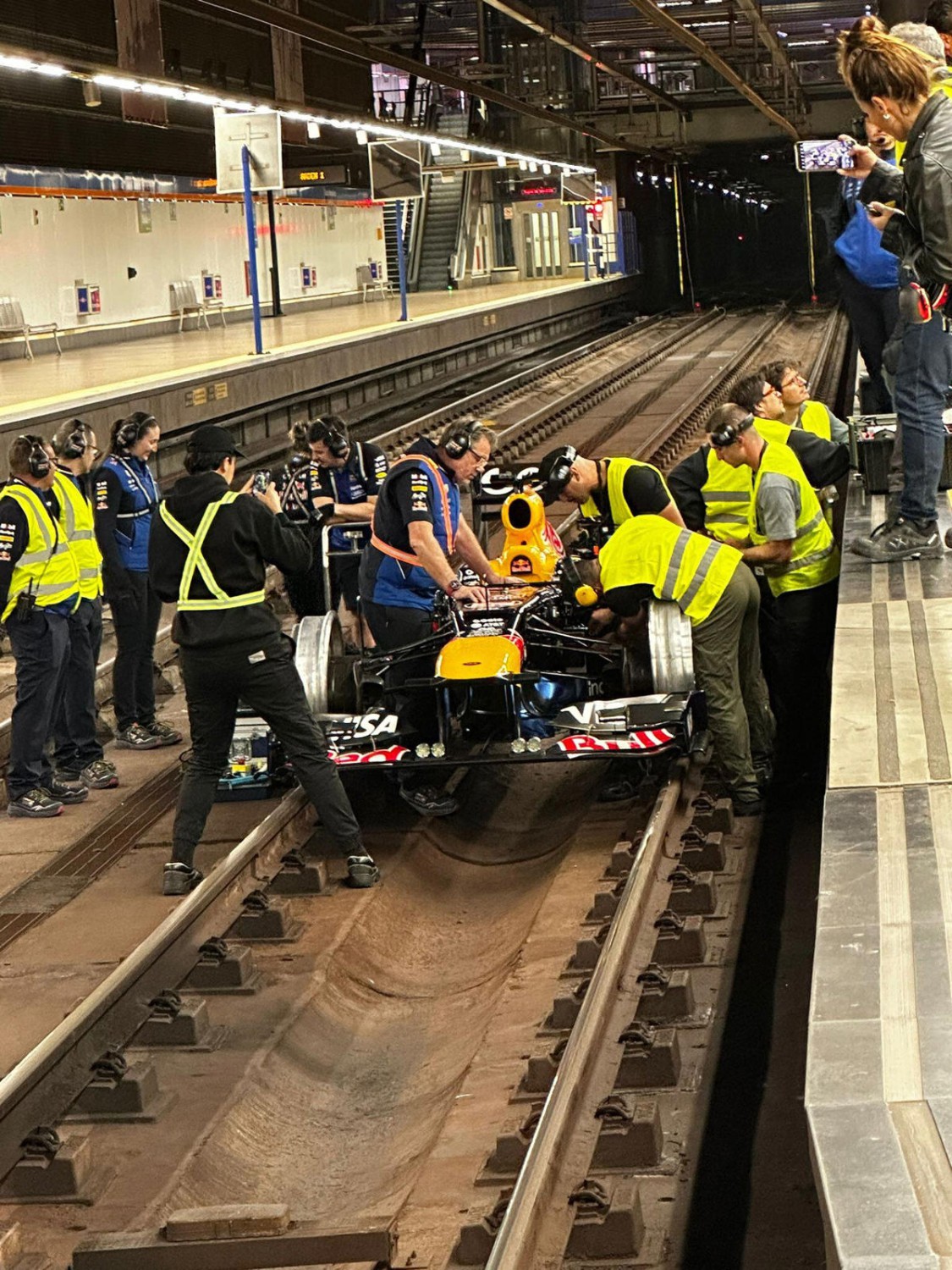 El Red Bull va sobre raíles... del Metro de Madrid
