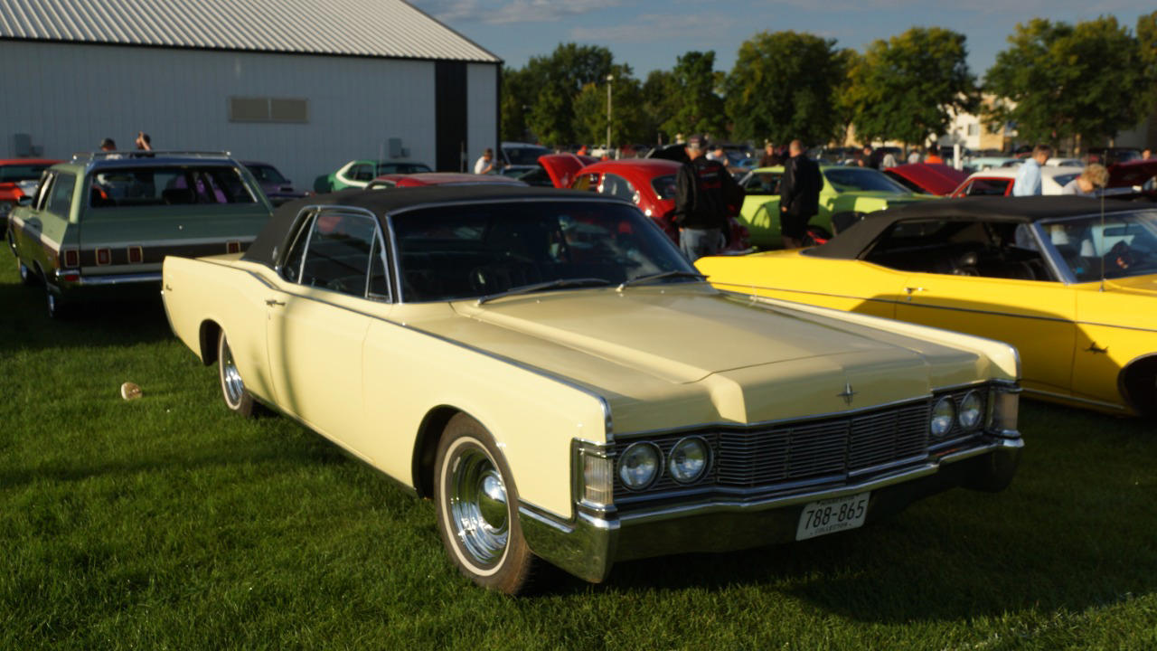 Cadillac, 1968 Cadillac Fleetwood vs 1968 Lincoln Continental one still feels timeless