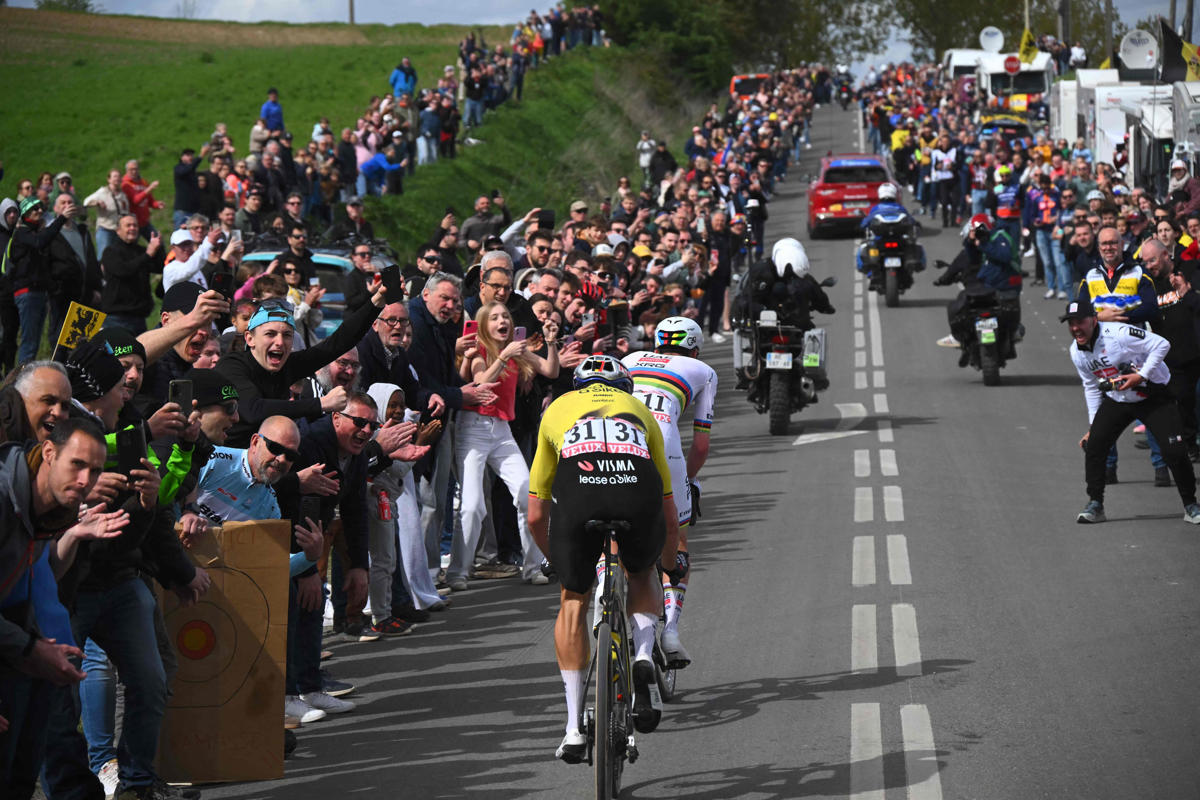 Cuando Pogacar pinchó, le dije a Lampaert: «las motos nos meterán de nuevo en el grupo»