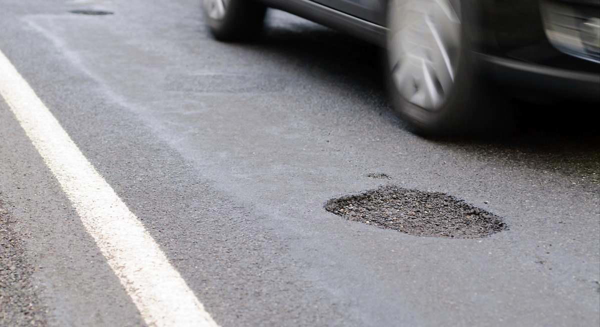 Baches en la carretera: qué debes hacer justo después de pasar por uno para evitar daños caros en el coche